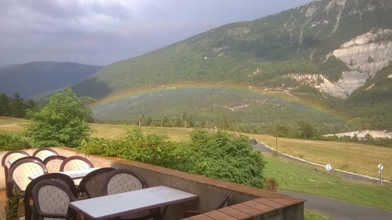 Mas Du Colombier Bed and Breakfast Saint-André-les-Alpes Exteriör bild